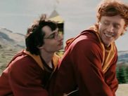 Un sketch de Saturday Night Live fait le buzz en fusionnant l’univers de HARRY POTTER avec celui de HEATED RIVALRY. En détournant les codes de la saga magique et de la romance sportive queer, SNL signe une satire délirante et décomplexée qui enflamme les fandoms des deux univers.