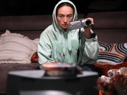 Les fans de la série CALLS se frottent déjà les mains. Ses créateurs Timothée Hochet et Lucas Pastor reviennent avec une nouvelle création encore plus dingue : une anthologie de « found footage » racontant mystères opaques et troubles mentaux.