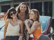 Partir quelques jours au soleil, loin des soucis, c'est le rêve mais revenir avec un secret qui détruit une famille : c’est le cœur d’ESA NOCHE, le thriller espagnol de Netflix où un séjour en République dominicaine tourne au piège moral pour les Arbizu. Là où beaucoup de “vacances cauchemar” reposent sur des monstres extérieurs – sectes, tueurs, tortionnaires – ESA NOCHE fait de la famille elle-même le danger principal, avec une nuit qui change tout, un corps dissimulé et un mensonge qui enferme trois sœurs pendant des années.