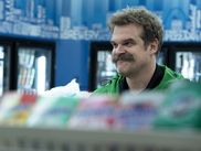 Avec STRANGER THINGS et maintenant DTF ST. LOUIS, David Harbour s’impose comme le spécialiste des hommes cabossés, paumés mais profondément attachants, qui portent sur leurs épaules tout le poids du monde. Entre Jim Hopper, flic brisé de Hawkins, et Floyd, père de famille en crise dans la nouvelle mini série HBO Max, l’acteur confirme qu’il sait mieux que personne jouer ces mecs à la dérive qui finissent par nous fendre le cœur.