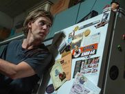 Avec PRIS AU PIÈGE - CAUGHT STEALING, Darren Aronofsky délaisse le drame torturé façon REQUIEM FOR A DREAM pour signer un polar ultra violent, crade et étonnamment fun, entre Tarantino et les frères Coen dans le New York des années 1990. Austin Butler y incarne un looser embarqué malgré lui dans une spirale de braquages, de bastons sanglantes et de gangsters barges, dans un film à voir absolument sur CANAL+ et le petit bonus, c’est que vous y retrouverez aussi la star du Super Bowl : Bad Bunny.