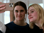 Couronné par le Grand Prix au Festival de Cannes 2025, puis primé aux BAFTA, Golden Globes et nommé 9 fois aux Oscars, VALEUR SENTIMENTALE installe définitivement Joachim Trier parmi les grands du mélo familial contemporain. Autour de Renate Reinsve, Stellan Skarsgård et Elle Fanning, le cinéaste signe un drame de famille à la fois pudique et dévastateur, où un père réalisateur tente de réparer ses erreurs en transformant les souvenirs douloureux de ses filles en cinéma.