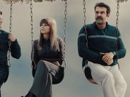 Entre désir, mensonges et meurtre, DTF ST. LOUIS est la nouvelle mini série HBO Max où une simple appli de sexe fait exploser un couple, une amitié et toute une banlieue chic, portée par un trio brûlant Jason Bateman / David Harbour / Linda Cardellini. Si vous aimez les thrillers sulfureux façon “qui a couché avec qui… et qui a tué qui ?”, ce cocktail de comédie noire et de crime passionnel au cœur du Midwest américain risque bien de devenir votre nouvelle obsession streaming.