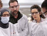 L’épisode 6 de la saison 2 de THE PITT a hélas commencé par un drame : la mort d’un patient bien-aimé des urgentistes, mais également des spectateurs. Même si ça n’était pas franchement une surprise compte tenu du train de vie du bonhomme, sa disparition a touché les fans de la série HBO Max (disponible avec CANAL+). ATTENTION ! Cet article contient des spoilers.