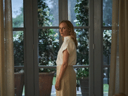 Récemment à l'affiche de la série MERTEUIL, Diane Kruger s'aventure sur un terrain plus intime avec AUTOPSIE D'UNE DRAME (LITTLE DISASTERS), mini-série adaptée du roman de Sarah Vaughan. Elle y incarne Jess, une mère dont la vie bascule lorsque sa fille est admise aux urgences avec une blessure inexpliquée et que son amie médecin décide de signaler le cas aux services sociaux. Un rôle intense, nourri par sa propre expérience de la maternité, qu'elle décrit comme l'un des plus éprouvants de sa carrière.