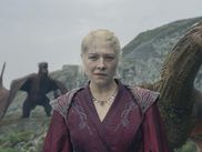 Attendue pour cet été (sans encore de date précise) sur HBO Max, disponible sur CANAL+, HOUSE OF THE DRAGON saison 3 se rapproche dangereusement de la fin de l'histoire. C'est désormais acté.