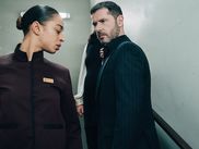 Entre réinsertion piégée, braquage au mariage et meurtre dans un palace, la saison 1 de PRIVILÈGES se termine sur un chaos total au Citadel et sur un ultime face à face entre Adèle Charki (Manon Bresch) et Édouard Galzain (Melvil Poupaud). Si HBO Max n’a pas encore officialisé de saison 2, le final laisse clairement la porte ouverte à une suite où les cartes seraient totalement rebattues. Attention, SPOILERS !