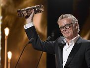 Lors de la 51ᵉ cérémonie des César, Franck Dubosc a reçu le César du meilleur scénario original pour son troisième long-métrage UN OURS DANS LE JURA, coécrit aux côtés de Sarah Kaminsky. Le comédien a publié une vidéo sur ses réseaux sociaux quelques jours après cette remise de prix. Découvrez ce qu’il y dit.