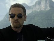 Quand une bande de chasseurs menée par Benoît Magimel devient la cible d’inconnus dans les Alpes… Cette histoire entre polar et chasse à l’homme au centre de la nouvelle série française d’APPLE TV semble plus vraie que nature.