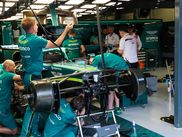 Attendue comme l’une des écuries fortes en 2026, Aston Martin connait des débuts chaotiques depuis les premiers essais hivernaux. Des difficultés qui se confirment à Melbourne, lors du week-end d’ouverture du championnat. Mais que se passe-t-il, au juste ?