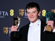Double sacre pour Robert Aramayo lors de la 79e cérémonie des BAFTA, les César britanniques. Le jeune acteur a remporté au cours de la soirée, successivement, les catégories EE Rising star (équivalent des Révélations) et Meilleur acteur grâce à son rôle dans I SWEAR/PLUS FORT QUE MOI. Mais qui est ce comédien et pourquoi ce rôle lui a valu ces récompenses ?