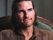 En 1999, Tom Cruise surprend la planète cinéma en acceptant un rôle à contre-courant de son image de star hollywoodienne. Dans MAGNOLIA de Paul Thomas Anderson, il incarne Frank T.J. Mackey, gourou charismatique et agressif, bien loin des héros plus lisses qui ont fait sa popularité. Plus de vingt-cinq ans après, cette performance demeure parmi les plus audacieuses de sa carrière. Pierre Niney s'en est inspiré pour sa prestation dans GOUROU.
