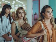 ESA NOCHE ne joue jamais sur le suspense du coupable : dès le départ, on sait qu’Elena Arbizu a fauché un homme sur une route de République dominicaine. Ce n’est pas un “Who Done It”, mais le dernier épisode bascule tout en révélant que cette nuit cache en réalité des années de secrets, de culpabilité et de sacrifices au sein de la famille Arbizu. Chaque membre porte sa part d’ombre, et le final recompose entièrement ce que l’on croyait savoir sur le crime, sur la maternité et sur la loyauté entre sœurs.