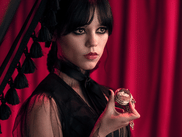 Les Addams reviennent bientôt sur Netflix pour MERCREDI saison 3 ! Et pour faire monter l’impatience, une vidéo qui annonce le début du tournage, avec des nouvelles têtes a été dévoilée. On a hâte de retrouver l’ambiance dark de Tim Burton !