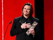 Lors des César 2026, diffusés en direct et en clair sur CANAL+ le jeudi 26 février dernier, Jim Carrey a époustouflé les spectateurs avec un discours totalement en français, après avoir reçu le César d’honneur. Comment est-il parvenu à une telle prouesse ? Éléments de réponse.