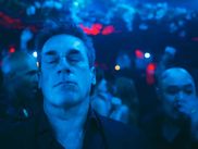 Jon Hamm ondulant les yeux fermés en boîte de nuit, visiblement dans un état second : il n'en fallait pas plus aux réseaux sociaux pour s'emballer et faire de cette scène de la saison 1 un meme viral.