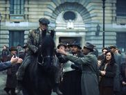 Deux heures, ça passe vite, un seul être vous manque et tout est dépeuplé. Bref, vous avez dévoré PEAKY BLINDERS : L'IMMORTEL sur Netflix (et sur CANAL+) et vous reprendriez bien une bouchée de gangsters classieux ? Voici quelques films qui assouviront votre faim.