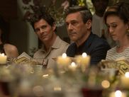 Jon Hamm reprend du service en tant qu'ex-financier ruiné devenu cambrioleur de ses propres voisins dans la luxueuse banlieue de Westmont Village. VRAIS VOISINS, FAUX AMIS saison 2 débarque sur Apple TV le 3 avril 2026. Voici tout ce qu'on sait.