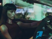 ESA NOCHE, la nouvelle série espagnole Netflix, enferme trois sœurs dans un cauchemar moral après un accident mortel sur une route de République Dominicaine. Adaptée du best seller britannique THAT NIGHT de Gillian McAllister, la série pose une question simple et dérangeante : jusqu’où peut on aller pour protéger ceux qu’on aime, quitte à ruiner sa propre vie ?