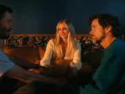 Avec CHANTAGE, disponible le 10 avril 2026 sur Apple TV, Keanu Reeves quitte ses rôles de héros solitaires pour incarner Reef Hawk, une ancienne gloire d’Hollywood secouée par une vidéo issue de son passé. Ce film, écrit et réalisé par Jonah Hill, s’inscrit dans une lignée de chroniques acides sur le star system, proche de la satirique HOLLYWOOD de Netflix. Un prétexte parfait pour découvrir une autre facette de l’acteur de JOHN WICK, connu pour sa discrétion et sa réserve face aux projecteurs.