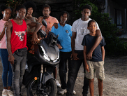 Première série Netflix à mettre en scène la Martinique et signée Eric Rochant, le créateur du BUREAU DES LÉGENDES, BANDI débarquera en avril sur la plateforme. On vous dit tout ce qu’il faut savoir sur ce projet qui s'annonce explosif.