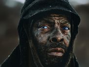 Muganga troque la blouse blanche pour les yeux bleu myosotis. Les premières images du troisième volet de la célébrissime saga DUNE révèlent la présence de l’acteur ivoirien Isaach de Bankolé dans le rôle de Farok. Voici ce que l’on sait de sa participation à DUNE : TROISIÈME PARTIE.