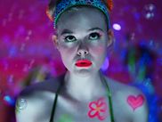 Apple TV frappe fort avec MARGO A DES PROBLÈMES D’ARGENT, adaptation audacieuse du roman phénomène de Rufi Thorpe. Signée par David E. Kelley – cerveau de ALLY Mc BEAL, THE PRACTICE et BIG LITTLE LIES  – cette dramédie familiale où l’on rit autant qu’on pleure, réunit Elle Fanning, Michelle Pfeiffer, Nicole Kidman et Nick Offerman. Les trois premiers épisodes débarquent le 15 avril 2026. Voici les 5 infos essentielles à savoir pour plonger dans cette satire irrévérencieuse.