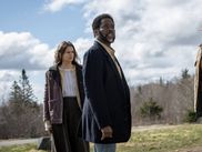 Avant la sortie de la saison 4 de FROM le 20 avril, il est temps de faire le point : une saison 3 plus sombre, plus dense et plus révélatrice, marquée par la fausse grossesse de Fatima, la fuite de Tabitha, l’arrivée de l’Homme en jaune et la découverte des enfants sacrifiés. Le récit de la série, disponible en France sur Paramount+, est passé clairement à la vitesse supérieure, entre horreur psychologique, mythes répétés et questionnement de la vie éternelle. On suppose bien sûr que vous avez déjà vu la saison 1, la saison 2, et peut être déjà la saison 3 sinon attention spoilers.