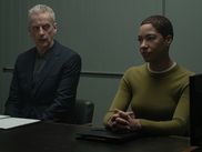 Pour la sortie de CRIMINAL RECORD saison 2 sur Apple TV, il est temps de revenir sur les deux personnages centraux – June Lenker et Daniel Hegarty – et de clarifier ce qui les relie, les oppose et ce qui les pousse à se rapprocher dans la nouvelle saison.  Pour les fans comme pour les nouveaux arrivants, ce petit “rappel” permet de bien profiter de la tension montante entre les deux inspecteurs.