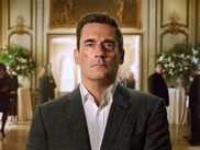 Un quartier huppé, des façades impeccables et des secrets que personne ne devrait connaître. La saison 2 démarre cette semaine, et Coop n'a pas fini de tout compliquer dans cette série qui a bien des points communs avec DESPERATE HOUSEWIVES.