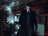 Avec l'arrivée de PEAKY BLINDERS : L'IMMORTEL sur Netflix, également accessible avec CANAL+, on revient sur l'origine du récit de Steven Knight en séparant le vrai du faux.