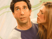 Il y a 30 ans, FRIENDS débarquait pour la première fois à la télévision française. Une série devenue culte, dont certaines répliques ont largement dépassé l’écran, au point d’entrer dans notre langage quotidien. Et vous utilisez probablement l’une d’entre elles sans même le savoir.
