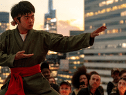 Le sixième film de la saga KARATE KID ne déçoit pas les fans avec un ultime combat entre les deux ennemis jurés. Explication de la fin de KARATE KID : LEGENDS. Attention, SPOILERS !