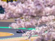 Le légendaire circuit de Suzuka fait partie des tracés dont les virages sont baptisés par des noms, et pas (uniquement) par des chiffres. Si vous n’êtes pas familiers avec ces appellations si particulières, vous êtes au bon endroit !