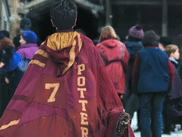 Après des mois d’attente, et de spéculations autour de la très attendue série HARRY POTTER prévue pour Noël 2026 sur HBO Max (disponible avec CANAL+), un premier visuel est enfin arrivé. Et il va beaucoup plaire aux fans du petit sorcier à lunettes.