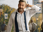 Dans ROOSTER, la nouvelle série de HBO MAX, l’acteur le plus drôle du monde endosse le costume d’un écrivain un peu ringard en résidence dans une université américaine. Confronté aux étudiants et aux profs, le visiteur tente de ne pas trop faire de vagues...