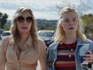 La série MARGO A DES PROBLÈMES D'ARGENT est sur Apple TV depuis 15 avril 2026. Elle Fanning y joue une mère célibataire qui se lance sur OnlyFans, une plateforme en ligne où l’on publie du contenu payant spécifiquement réservé à des abonnés, pour payer ses factures.