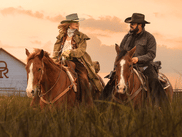 L’univers de YELLOWSTONE continue de s’étendre. Paramount+ vient de dévoiler les premières images de DUTTON RANCH, le spin-off très attendu centré sur Beth et Rip, tout en confirmant sa date de sortie.