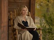 Pour ses 68 ans, Michelle Pfeiffer signe un vrai comeback en série avec deux rôles puissants, loin des femmes fatales de ses débuts au cinéma. Icône des années 80 et 90 grâce à SCARFACE, LES LIAISONS DANGEREUSES ou BATMAN : LE DÉFI, elle s’impose aujourd’hui comme une figure centrale de la nouvelle ère du streaming. Et aux côtés de son mari, le scénariste star David E. Kelley, elle transforme son anniversaire en célébration d’une carrière qui se réinvente intelligemment.