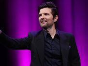 Il a failli être Jim dans THE OFFICE, raté des castings, enchaîné les comédies cultes… et finit par décrocher l’Icon Award à CANNESERIES pour l'ensemble de sa carrière. Derrière son allure de type ordinaire, Adam Scott est devenu l'un des visages les plus fascinants de SEVERANCE sur Apple TV. Retour sur un parcours qu'on n'avait vraiment pas vu venir.