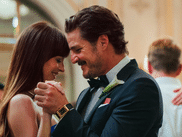 Triangle amoureux ultra glamour, satire des dynamiques de rencontres modernes et casting on ne peut plus alléchant (qui dit mieux que Dakota Johnson, Pedro Pascal et Chris Evans ?) : avec MATERIALISTS, Celine Song – dont on avait adoré le premier long, PAST LIVES – confirme son statut de nouvelle voix incontournable du cinéma américain. Mais derrière cette rom-com qui a érotisé notre été 2025 se cachent aussi de nombreuses anecdotes de tournage et de production…