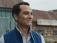 Apple TV s'apprête à lâcher l'une de ses séries les plus attendues du printemps 2026 : WIDOW'S BAY, un mélange de terreur et d'humour noir avec Matthew Rhys en tête d'affiche. Une communauté insulaire rongée par ses superstitions et une malédiction qui n'attendait que d'être réveillée : on vous dit tout ce qu'il faut savoir avant le lancement.