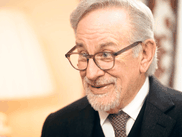 En pleine promotion de DISCLOSURE DAY, son grand retour à la science-fiction, Steven Spielberg a accordé une interview à Sally pour CANAL+. Interrogé sur les films que tout le monde devrait voir au moins une fois dans sa vie, le réalisateur a cité trois œuvres qui ont profondément marqué son parcours.