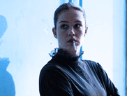 Après JE VERRAI TOUJOURS VOS VISAGES, Adèle Exarchopoulos retrouve la réalisatrice dans GARANCE, présenté en compétition au Festival de Cannes 2026. Un rôle d’actrice alcoolique traversant huit années de chaos intime, dans lequel la comédienne livre sans doute l’une de ses performances les plus impressionnantes à ce jour.