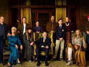 À COUTEAUX TIRÉS a remis le whodunit au goût du jour avec un luxe de stars, un manoir rempli de secrets et un détective devenu culte, Benoit Blanc. Alors, si le film de Rian Johnson passait en version française, qui pourrait reprendre les rôles de cette machine à mystères aussi chic que venimeuse.
