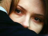 Sorti en 2003, LOST IN TRANSLATION est demeuré l’un des films les plus emblématiques de Sofia Coppola, avec Scarlett Johansson et Bill Murray au sommet de leur art. S’il continue d’alimenter les discussions, c’est aussi à cause de sa dernière scène… Explications.