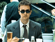 FIGHT CLUB a sans doute l'une des fins les plus marquantes et connues du cinéma moderne, au même titre qu'un SIXIÈME SENS. Et pourtant, plus de 25 ans plus tard, on continue de voir et revoir le film de David Fincher. Explications.