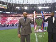 Alors que le coup d’envoi de la finale approche, à 18H00 sur CANAL+, le trophée de la Ligue des champions a été apporté par deux légendes de leurs clubs.