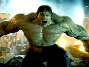 En 2008, L'INCROYABLE HULK ressuscite le célèbre monstre vert (ou super-héros, selon les avis) sur grand écran 5 ans après la version d'Ang Lee. Un film qui, 18 ans après, cache encore quelques secrets.