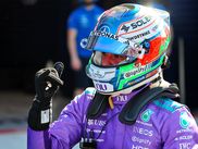 Une Mercedes est de retour en pole ! Après avoir été en retrait durant la première partie du week-end, l’écurie allemande retrouve de sa superbe grâce à Andrea Kimi Antonelli qui signe la pole position à Miami. Le jeune italien met tout le monde d’accord, y compris son coéquipier George Russell qui ne signe que la 5e place. Max Verstappen complète la première ligne.
